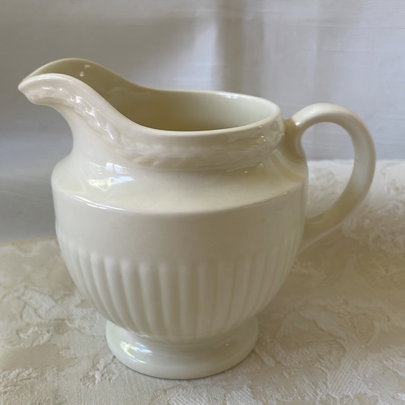 Wedgwood of Etruria & barlaston England Edme Creamer Pitcher off white color - Picture 7 of 7